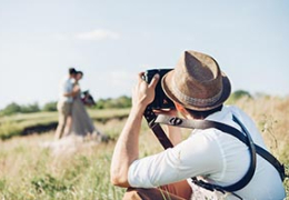 10 Fragen, die Sie einem Videofilmer stellen sollten, bevor Sie ihn für Ihre Hochzeit einstellen