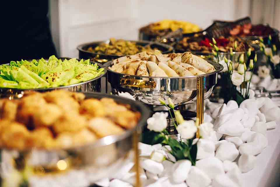 6 Möglichkeiten, beim Hochzeitscatering Geld zu sparen