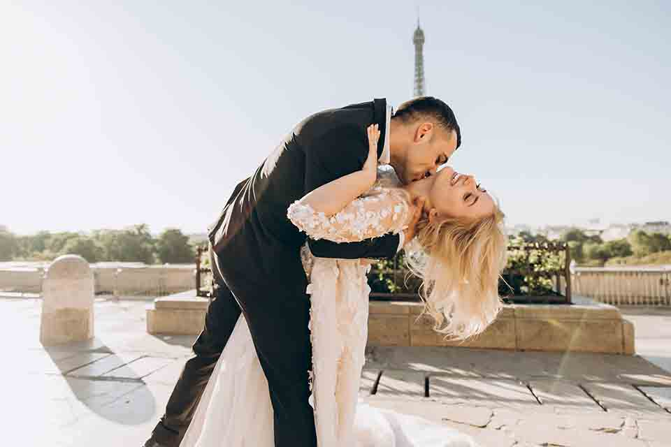 Die Vor- und Nachteile eines Hochzeitsessens im Familien-Stil